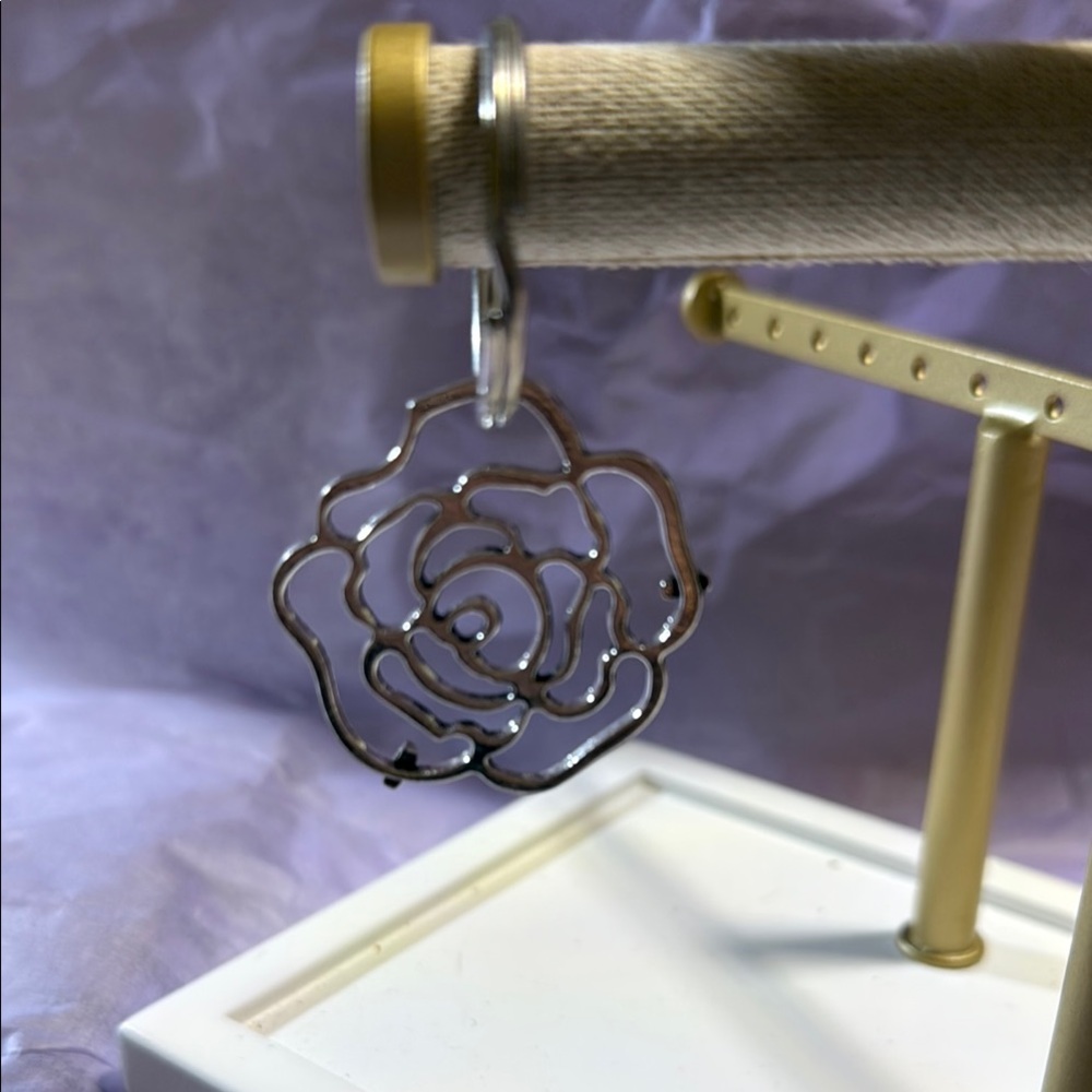 Silver Rose Keychain - Picture 3 of 3